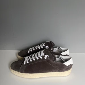 Saint Laurent skor  - Säljer ett par snygga saint Laurent skor i storlek 43, cond 10/10 endast testade. Tillkommer endast skor!