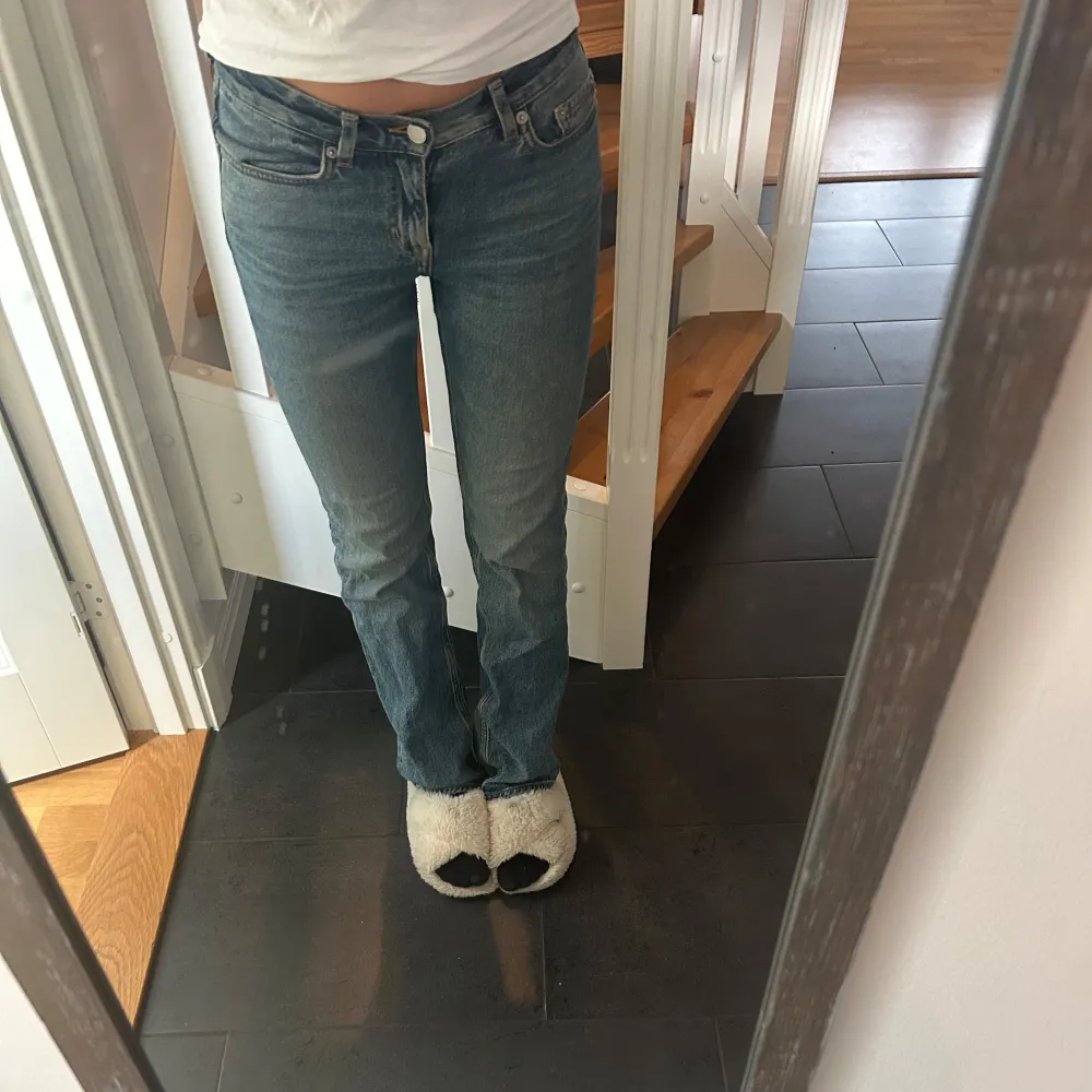 Säljer dehär jeansen från weekday. Använda ett fåtal gånger💕. Jeans & Byxor.