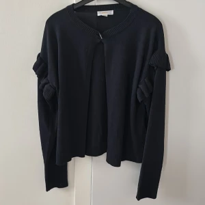 Kofta - Koftan är nästan helt ny här bara använt den ungefär 2 gånger, den är från barnavdelningen 