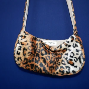 Handsydd handväska "Kevin"  - Blandade material 100% återbruk Storlek: ca 14x30cm Band: ca 55cm Dragkedja: Finna Liten innerficka: Finns Effekt: fet swag på stan