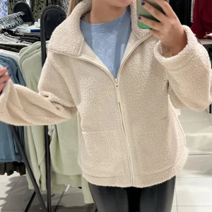 Teddy jacka hm💗 - Jätte fin Teddy jacka ifrån hm som inte säljs längre! Säljer då ja har flera. Bra skick och inte så mycket använd!Första bilden e lånad💗 pris kan diskuteras!