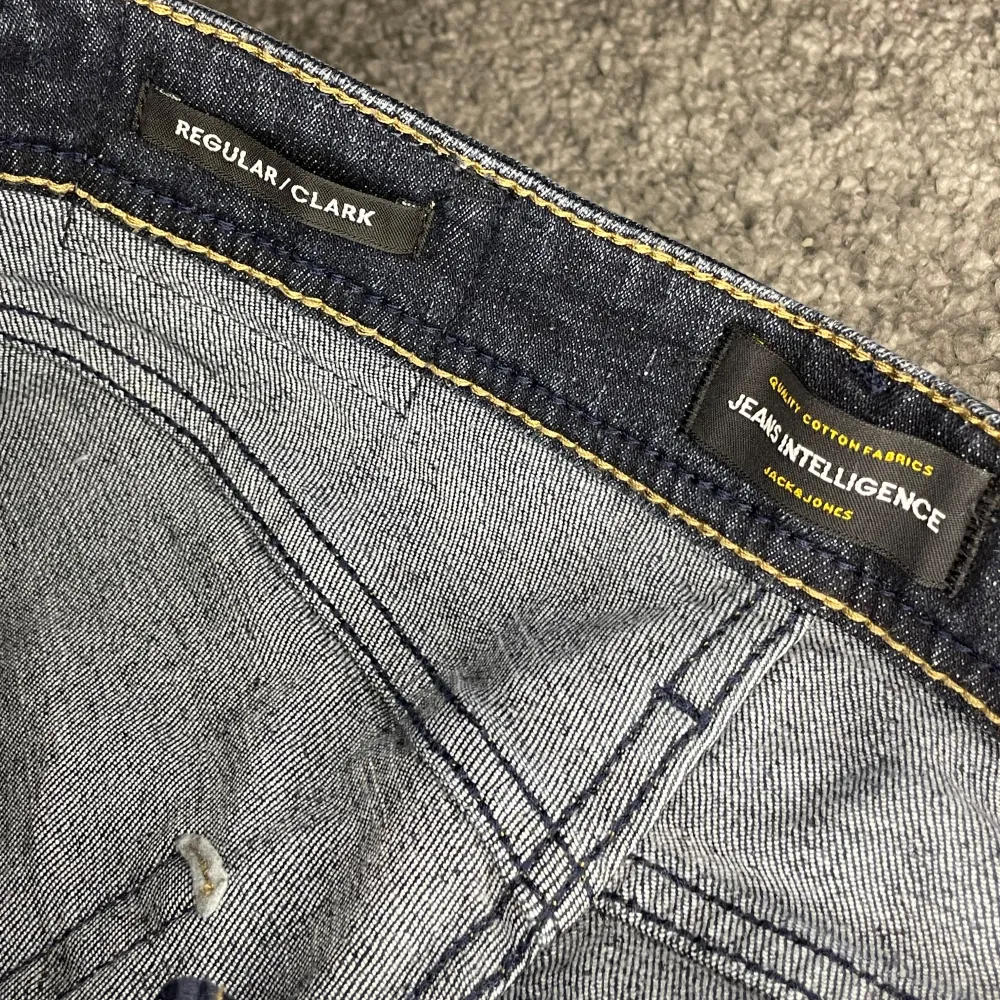 Jeans i färgen mörkblå från Jack&Jones  Skick 10/10, storlek 29x32, regular/clark modell, märke Jack&Jones, färg mörkblå   Endast seriösa köpare, inga byten, inga returer.. Jeans & Byxor.