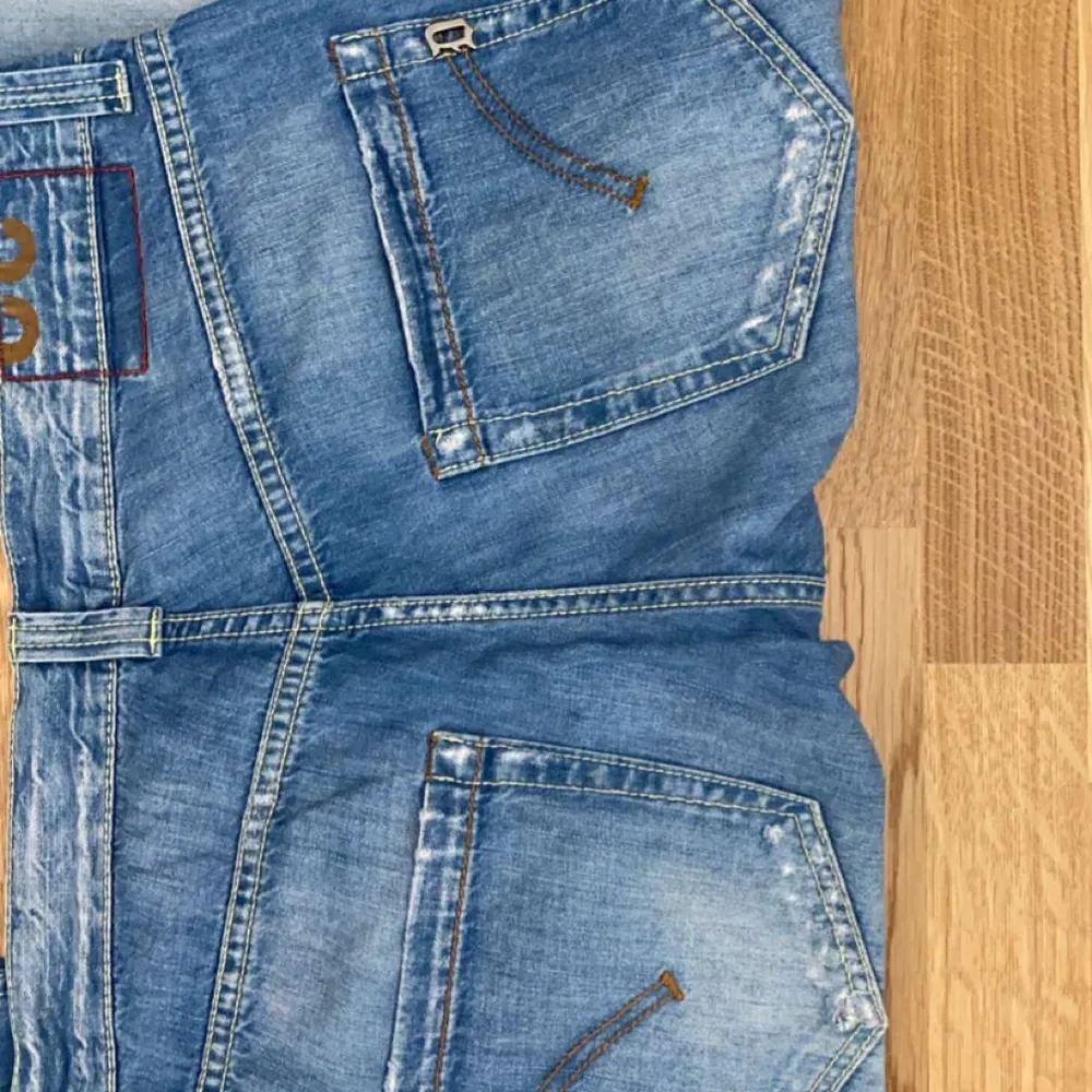 Riktigt schyssta Dondup Jeans med goa slitningar och ett unikt dondup märke på vänstra låret.  Size 32. Jeans & Byxor.