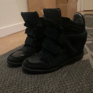 Isabel marant liknande skor - Säljer dessa isabel marant liknande skor i stl 37 Använda, lite slitna men fortfarande i bra skick💕  (kan gå ner lite i pris vid snabb affär)