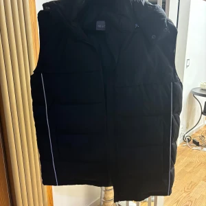 Väst - Helt ny. Öppen för förslag!