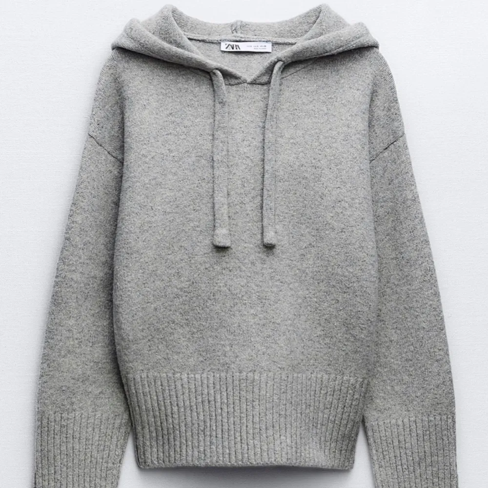 Jättefin och populär stickad hoodie från zara! Som ej säljs längre. Bra skick, sparsamt använd! . Hoodies.