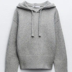 Grå stickad hoodie - Jättefin och populär stickad hoodie från zara! Som ej säljs längre. Bra skick, sparsamt använd! 