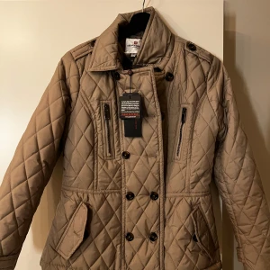 Helt ny Urban Republic Jacka  - Höst/vårjacka i stl M