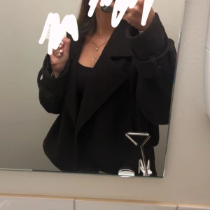 Kort svart kappa - Säljer min kappa för tänkte köpa en ny. Kappan är frön Nelly och väldigt fin, en kort modell. Skriv för mer bilder och pris kan diskuteras!