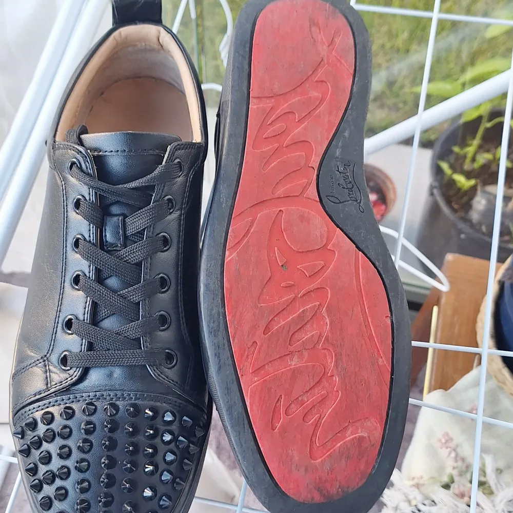 Christian Louboutin dem ät inte helt nya dem passar med allt jätte snygga  . Skor.