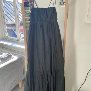 Långklänning By Malene Birger - Lång svart klänning från Malene Birger. Använd 3-4 ggr. Går ner till marken för mig som är 160cm men axelbanden går att justera😇