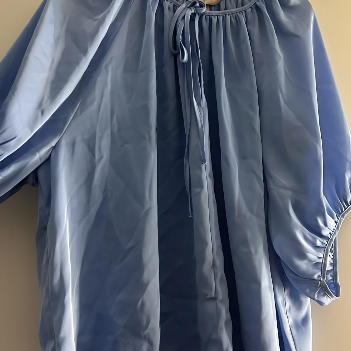 Ljus blå satin blus - 90