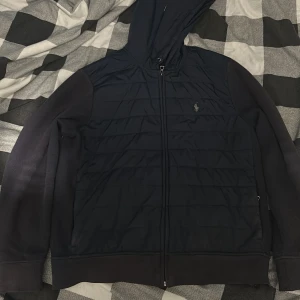 Polo ralph lauren cardigan - En sällsynt polo cardigan som inte sälja längre och i bra skick ända flaw är att den e lite solblekt men inte mer än det, priset går o diskutera vid snabb affär