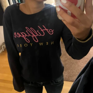 Tommy Hilfiger Tröja - Marinblå Tommy Hilfiger tröja från Hollister (köpt i USA). Den är väldigt unik och i bra skick därav priset! Men det går såklart att diskutera. Älskar denna hör av er om ni har några frågor! Den är köpt för 499kr