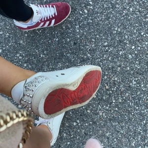 christian louboutin skor - dem är jättefin skick, en ”ring” har ramlat av därav priset. alla nitar sitter kvar och dem har inga andra defekter. dustbag och kvitto finns