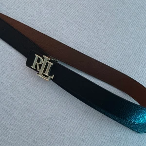 Ralph lauren bälte  - Bälte från ralph lauren, man kan välja om man vill ha svarta eller bruna sidan fram.  