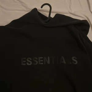 Essentials hoodie  - Hoodie i bra skick. Använd fåtalet gånger. 