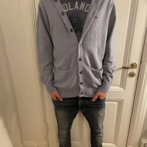 Makia hoodie  - Säljer denna as feta hoodie/kofta. Nypris 1059kr. Hör av er vid eventuella frågor!