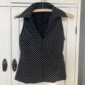 Prickig topp - Prickig retro topp i fint skick, dragkedja i sidan Står ingen storlek men skulle säga s