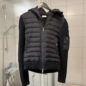 Moncler Cardigan - Moncler Cardigan. Köpt från pandabuy för 1000kr och är i bra skick. Säljs billigt för att det är en liten defekt på moncler märket. L:et är lite tjockt. Detta är dock inget anmärkningsvärt och går att fixa. Står ej för frakt. Pris kan diskuteras.