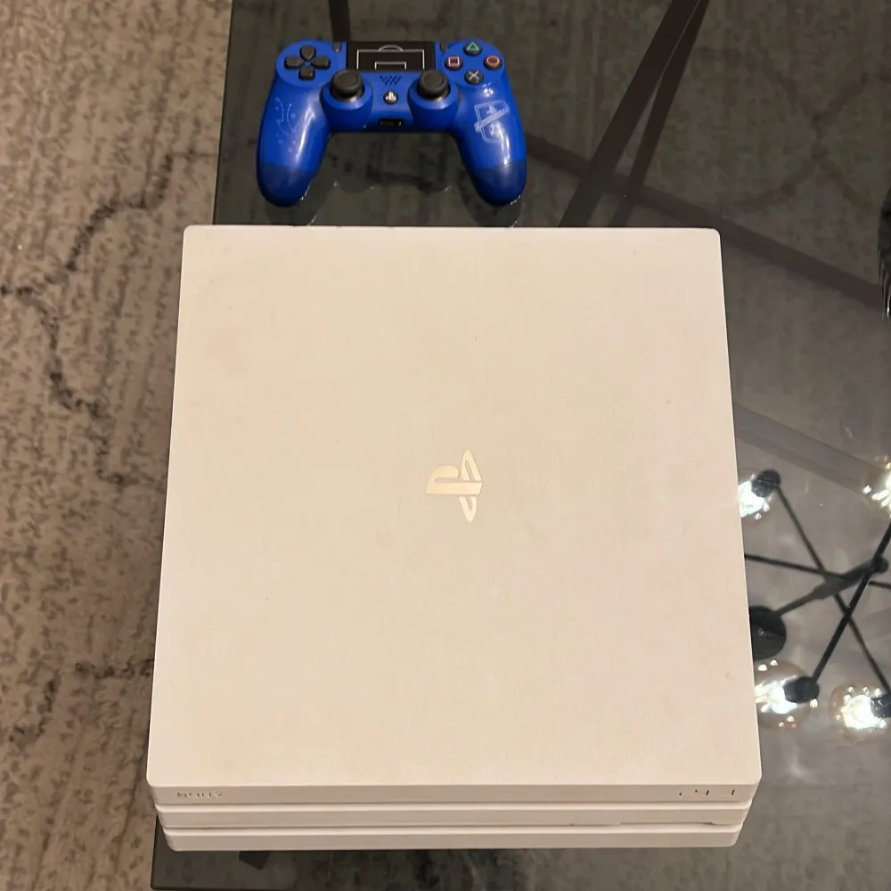 Ps4 Pro i mycket bra skick. Haft den i 2 månader. Kontroll ingår i priset.. Övrigt.