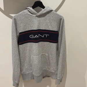 Gant hoodie - Tja, säljer nu min gråa gant Hoodie i nyskick. Storleken är L men sitter bra på mig som vanligtvis har M. Skriv gärna vid funderingar👍