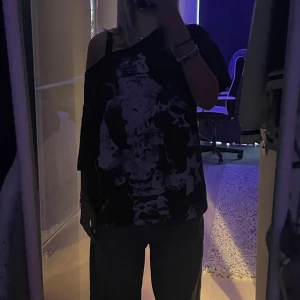 Cool t-shirt - Jätte cool tshirt med massa tryck. Den är klippt av mig i halsen, inga övriga ”defekter”🩷