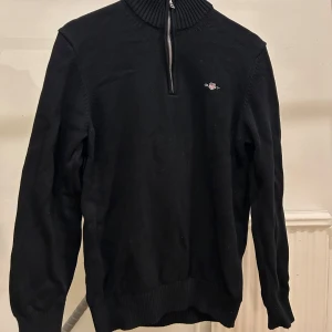 Gant halfzip  - Säljer min gant halfzip då jag inte använder den så ofta. Storlek M.   Ordinarie pris 1500, säljer för 350kr  för snabb affär 