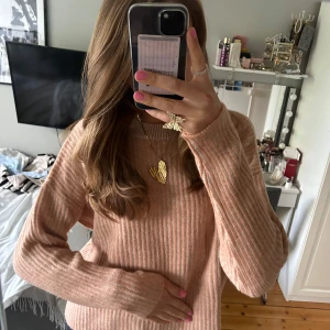 Stickad tröja - Mysig stickad tröja. Helt ny med prislappen kvar!