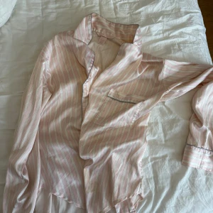 Victoria Secret pyjamas - Säljer denna pyjamas skjorta från Victoria secret då den ej kommer till användning, den är jätte fin och söt❤️
