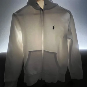 Ralph lauren zip - Ralph lauren zip hooide storlek xs men lite stor i storleken så skulle säga att den är som S Nyskick använd fåtal gånger