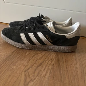 Adidas Gazelle skor - Gazelles i använt skick, fungerar som dem ska men finns tydliga tecken på användning. Pris kan diskuteras vid snabb affär