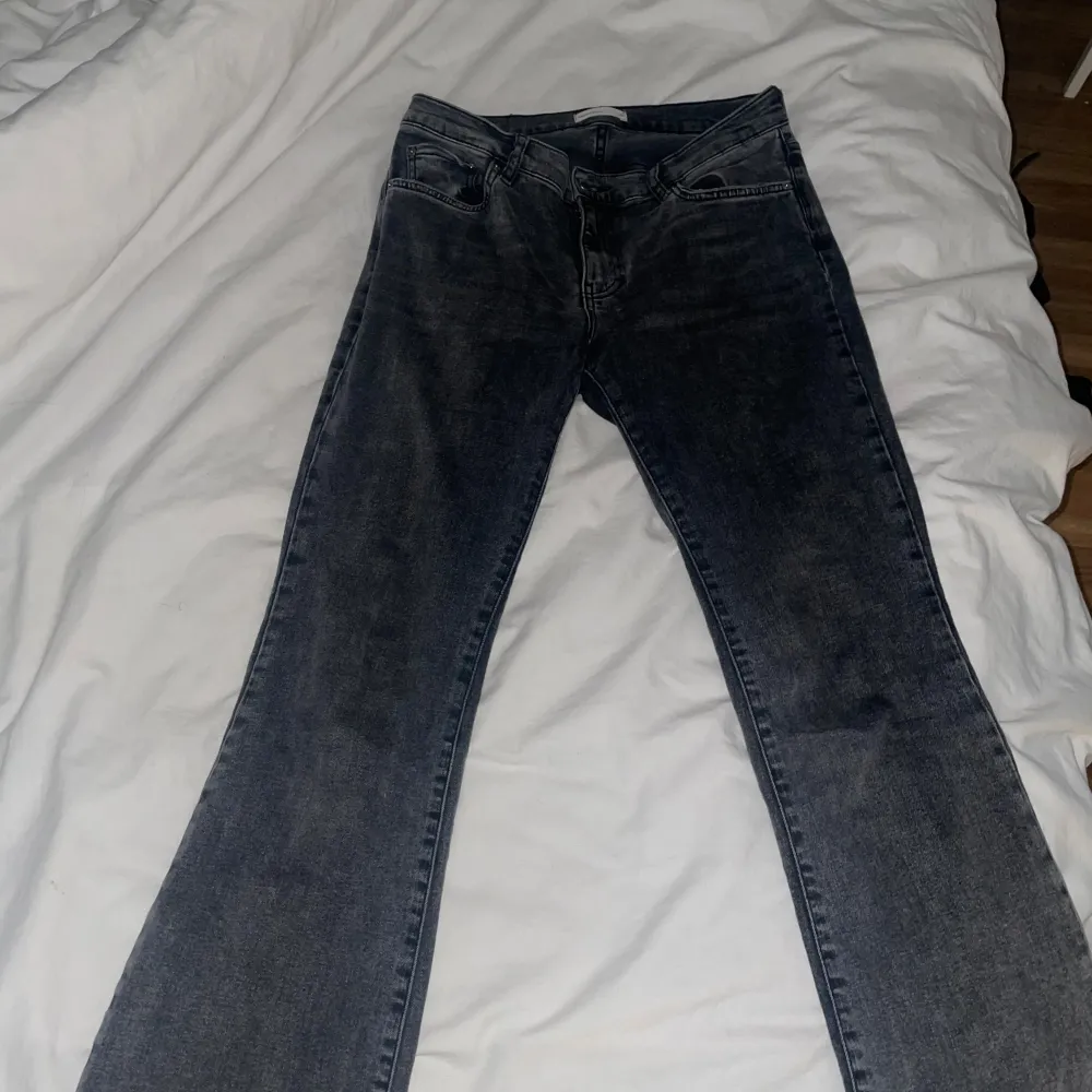 Använda men Inge defekter alls. Lowwaist, slutar lite under naveln. Väldigt bra skick. Har ett par likadana i svart också. Trolig i storlek Känns inte som jeans dem är väldigt mjuka och stretchiga . Jeans & Byxor.