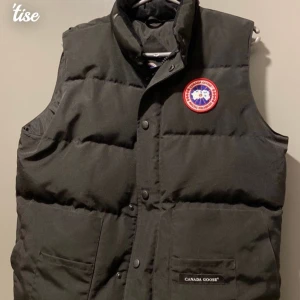 Canada Goose vest - En fin väst, inga tecken på slitnad eller hål. Säljer den på grund av att jag ej använder den mera
