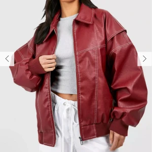 Röd skinnjacka  - Säljer då den inte kommer till användning. Storlek S men oversize.