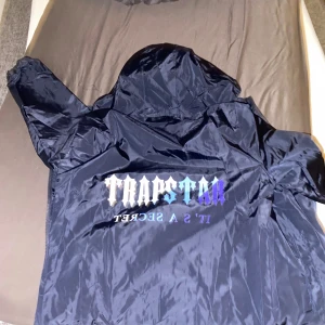 Mörk blå trapstar jacka - Helt ny aldrig använd mörk blå trapstar jacka