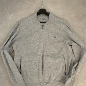 Ralph lauren zip - Säljer nu min Ralph lauren zip, skick 9/10, pris kan diskuteras, hör av dig vid några funderingar😃