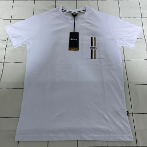 Boss Hugo Boss T-Shirt - Hej! Nu säljer jag min helt nya samt oanvända Boss T-shirt då den inte passar mig. Storlek M men passar även S. 