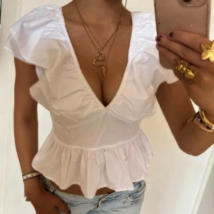 Vit blus volang - Säljer denna eftertraktade vita blus med volang som är i fint skick! 🧡 Första 2 bilderna är lånade, sista är min! 