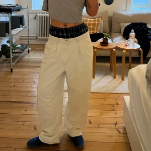 Vita overzized byxor  - Creme vita baggy byxor. Knappt använda, baggy fit men sitter uppe i midjan. Strl S-M. 