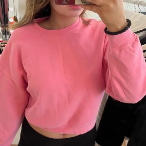 Sweatshirt 💗 - En croppad tjock tröja som är snygg till mycket olika tillfällen!💗