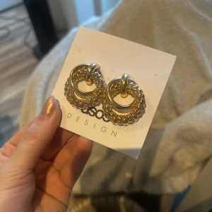 Örhängen  - Ett par örhängen som aldrig vart använda! Köpte från asos!🥰
