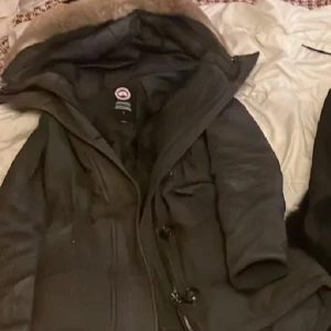 2800kr - Canada goose jacka storlek xs jätte fin använd 1 vinter lite sönder vid armarna inte jätte dåligt skick 