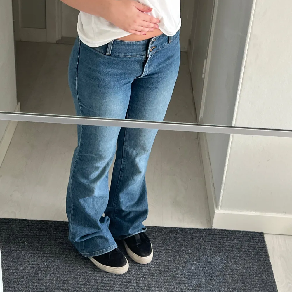 jättefina bootcutjeans! innebenslängd: ca 38 Midjemått: ca 84. Jeans & Byxor.