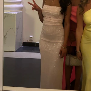 Rosa klänning  - Ljusrosa klänning med paljetter, enkel fin och perfekt för bröllop. Använt endast 1 gång.