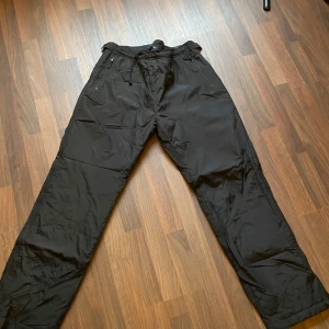 Täckbyxor  - Täckbyxor dam  Dragkedja längs hela benen  Sparsamt använda 