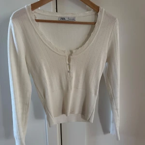 Vit Zara topp - Jättefin topp från Zara i storlek S. Säljer pågrund av att den inte längre kommer till användning. 