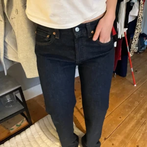 Levis 501 lågmidjade  - Levis 501 lågmidjade straight leg. Storlek 32/32, dom är i superfint skick!!