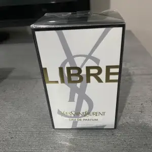 Säljer en elegant och lyxig parfym, Libre Eau de Parfum från Yves Saint Laurent. Perfekt för den som vill ha en doft som utstrålar frihet och elegans.