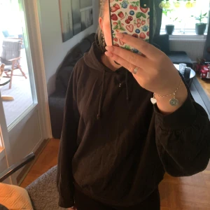 Svart hoodie - Säljer en svart hoodie som är superbekväm och perfekt för alla tillfällen. Den har en klassisk design med en stor huva och dragsko. Ärmarna är långa och muddade vid ärmslutet för extra komfort. Perfekt för en chill dag hemma eller en promenad ute.